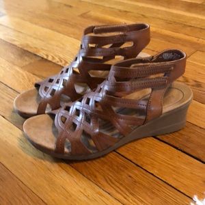Baretraps Trella wedge sandals size 7.5